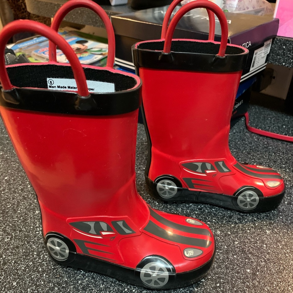 Cat & Jack Lincoln Rainboots- red car